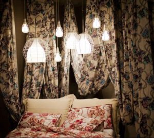 Tolle Dekoideen für dein Schlafzimmer haben oft etwas mit Lichtern zu tun.