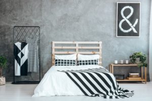 Ein Schlafzimmer minimalistisch einzurichten erfordert nicht viele Möbel.