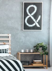 Auch eine minimalistische Wandgestaltung für dein Schlafzimmer sieht gut aus.