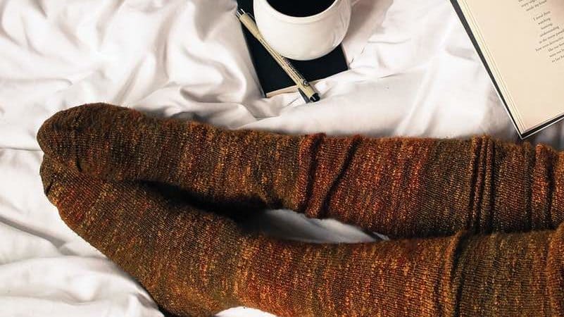 Mit Socken schlafen: Vorteile, Risiken und mehr!