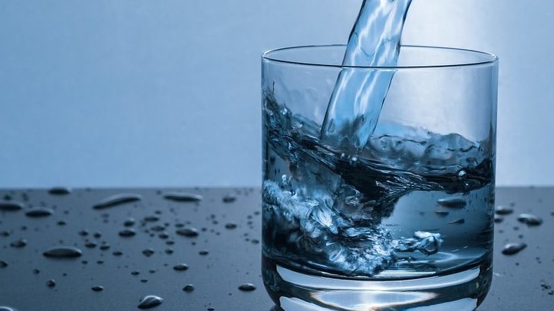 Wasser trinken vor dem Schlafen Ist es wirklich gesund?