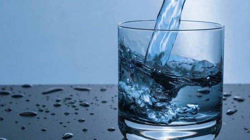 Wasser trinken vor dem Schlafen: Ist es wirklich gesund?