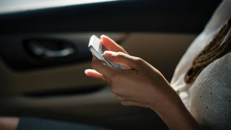 Beim Sexting kann manchmal weniger mehr sein. Sei witzig aber dennoch sexy