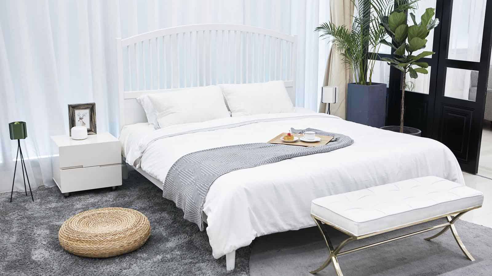 Romantisches Schlafzimmer im weißen Stil