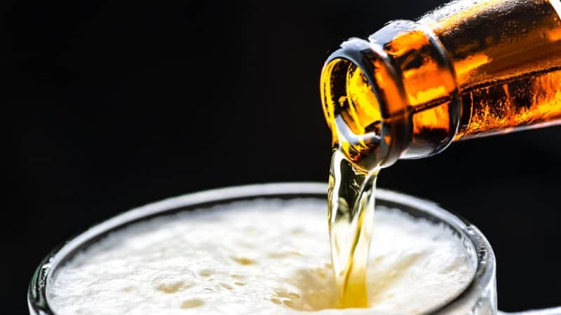 Alkohol lockert deine Muskeln und kann dein Schnarchen fördern. Vermeide Alkohol