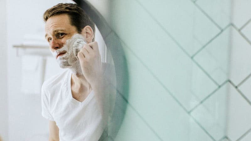 Die Haut wird beim rasieren beschädigt wodurch Pickel entstehen