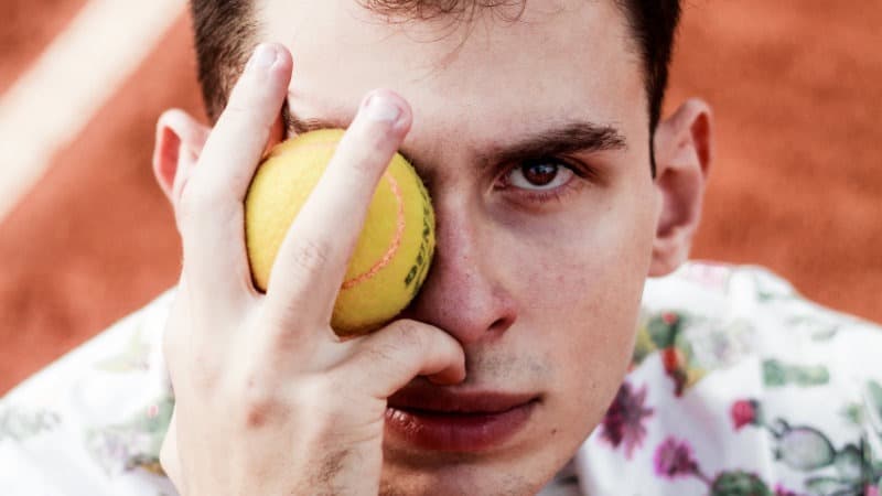 Ein Tennisball kann helfen gegen Schnarchen- man klebt sich den Ball an die Rückenseiten