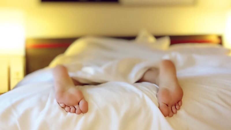 Experten Tipp- Versuche deine Füße außerhalb der Decke zu halten