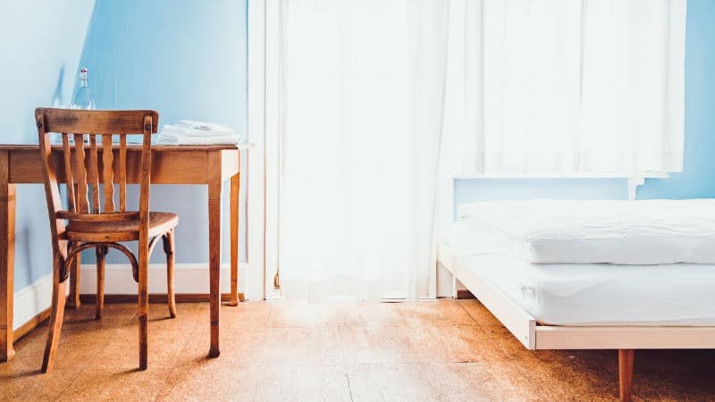 Schimmel im Schlafzimmer entsteht meist, wenn das Fenster nur selten geöffnet wird