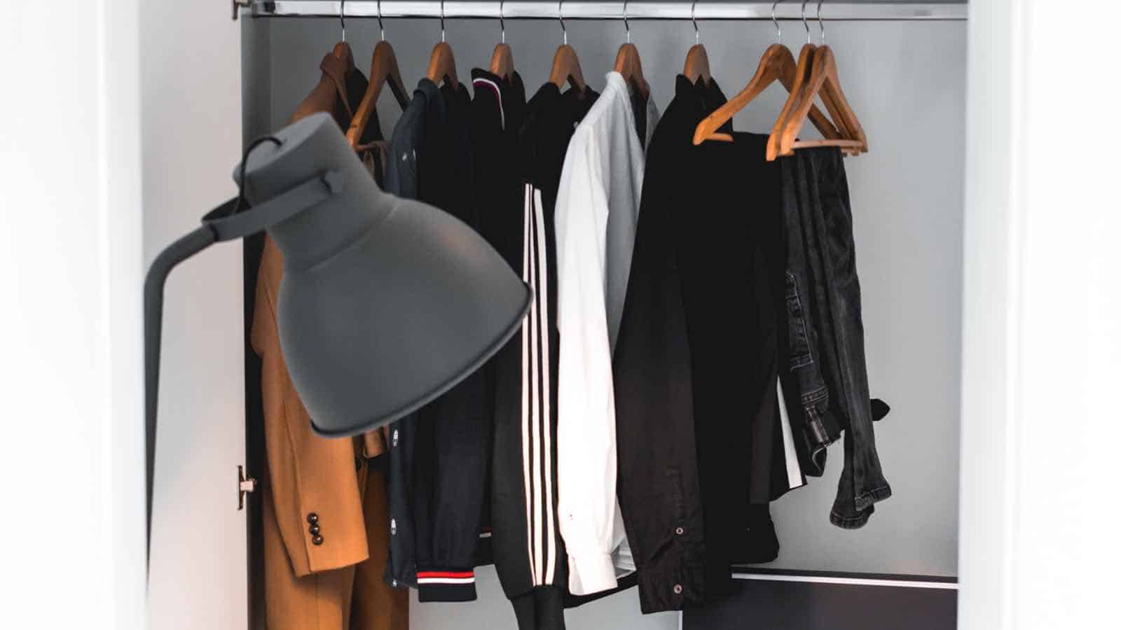 Eine Kleiderschrankbeleuchtung hilft dir, deine Kleider besser zusehen und bringt ein wenig Farbe in den öden Kleiderschrank