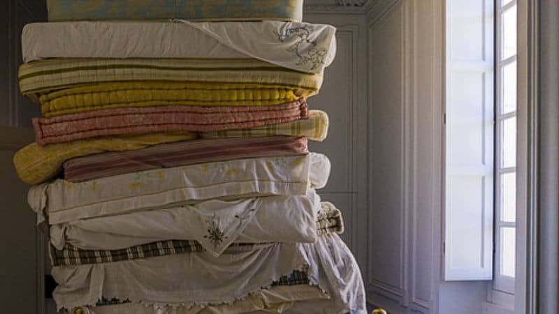 Regelmäßiges lüften und Staubsaugen kann helfen, dass die Matratze nicht so oft gewechselt werden muss