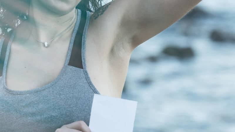 Ursache für Pickel unten den Achseln können auch eingewachsene Haare sein