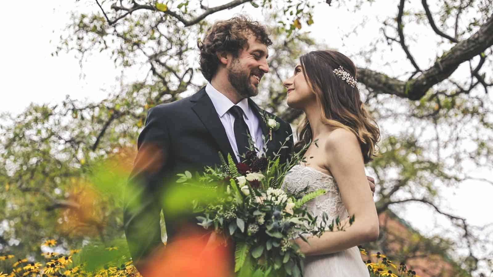 Lustige Glückwünsche für die Hochzeit lockern die Stimmung auf und bringen eine charmante Art mit