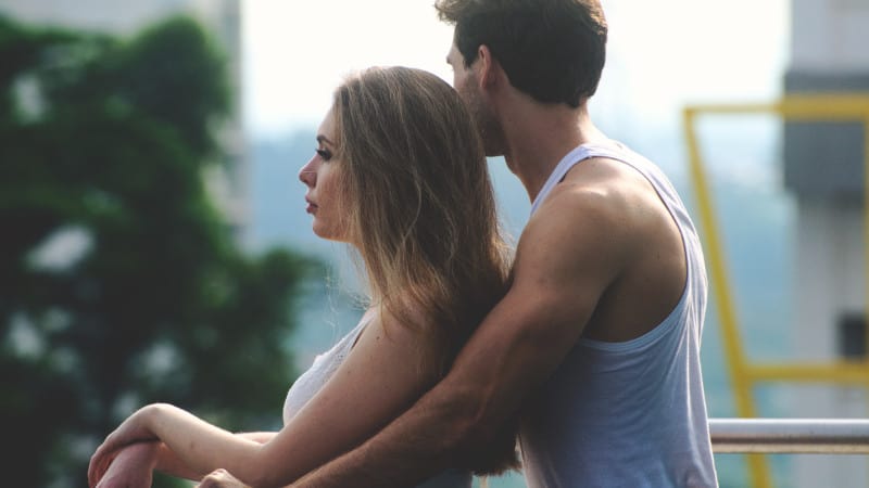 Menschen die eine Neigung entweder zu Exhibitionismus oder Voyeurismus haben, kann der sexuelle Fetisch CMNF etwas prickelndes sein.
