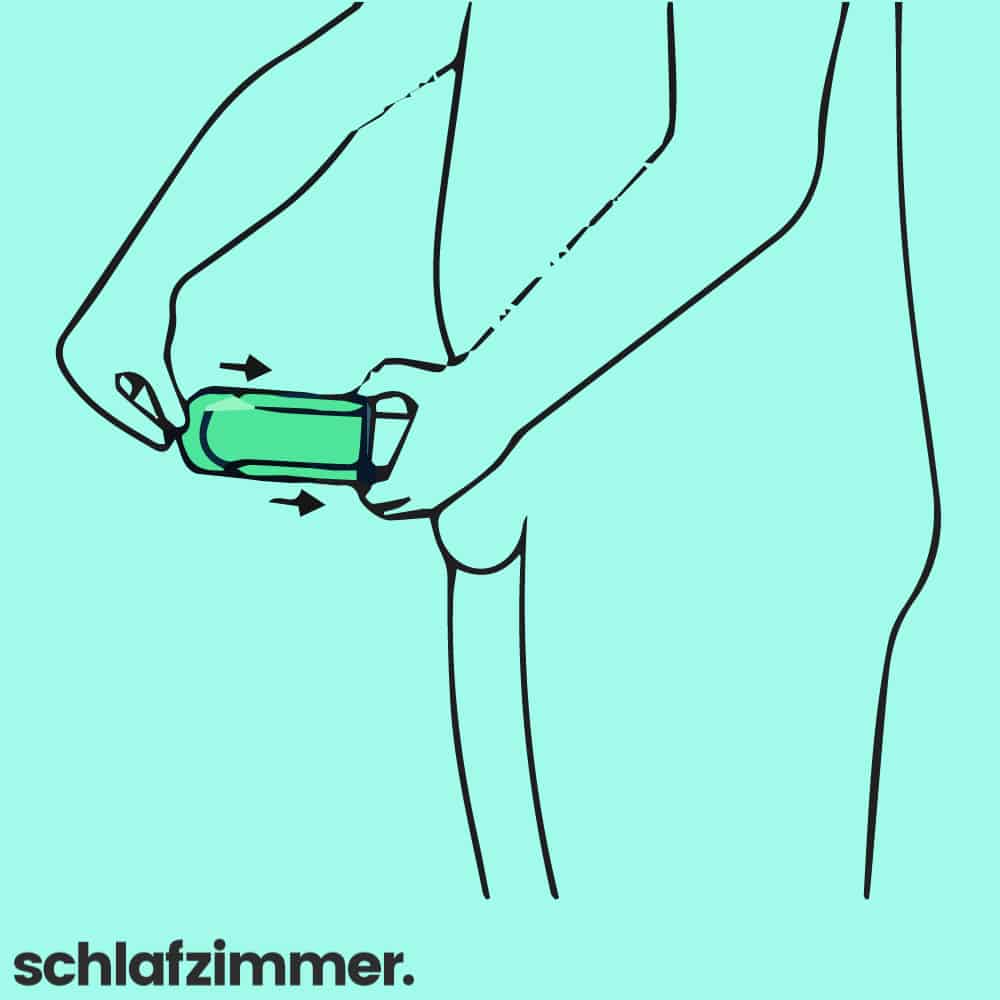 Das Kondom abrollen und dabei die Spitze festhalten