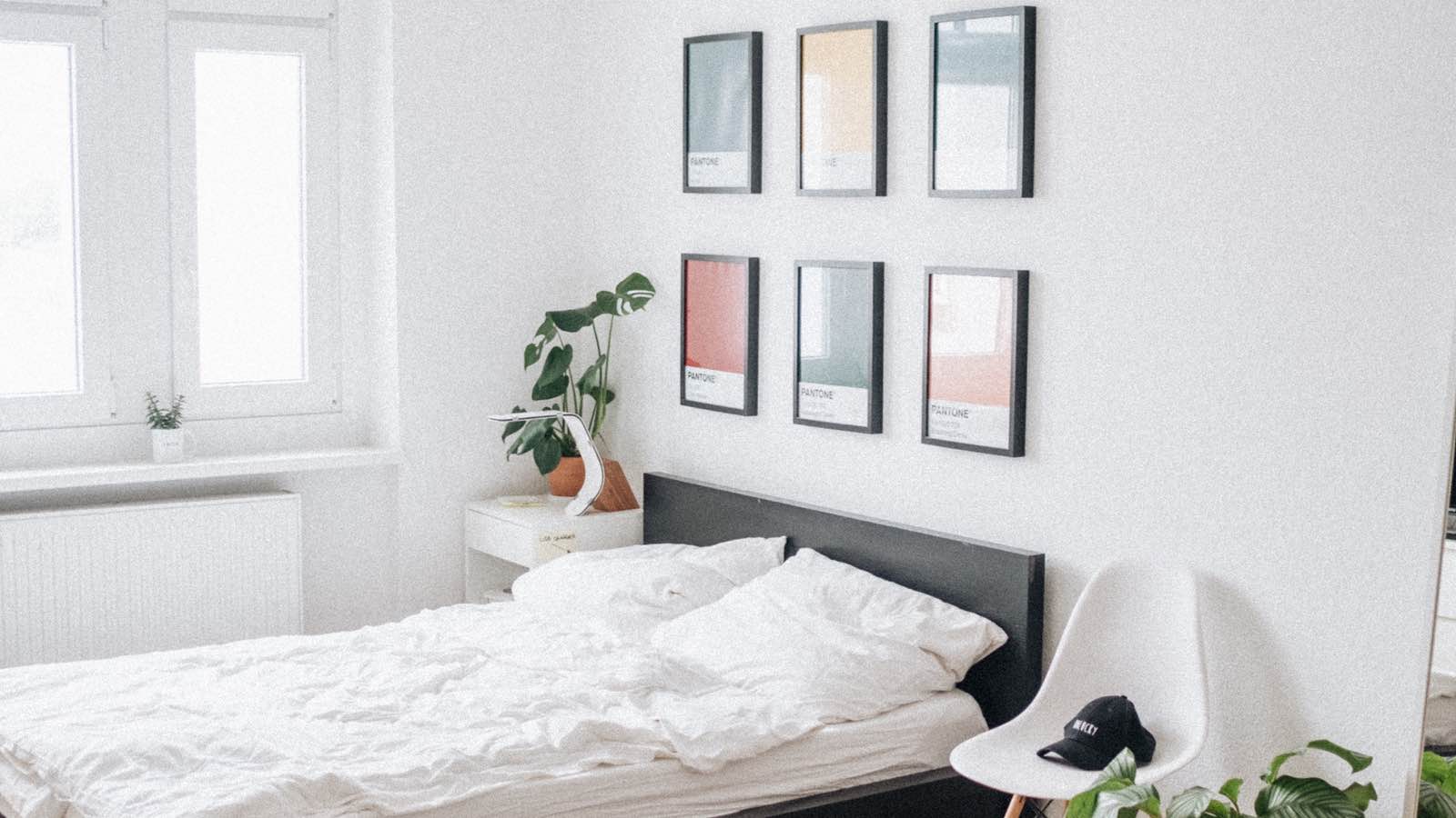Weiße Wandfarbe im Schlafzimmer