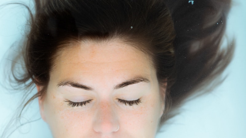 Bei sensiblen Menschen kann sich der Effekt von Wasseradern im Schlafzimmer auf das Skelett vom Menschen ausüben