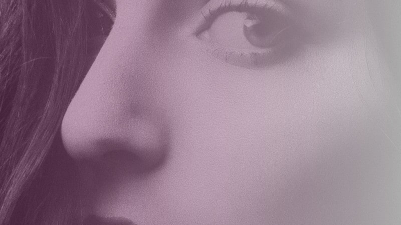 Die Hauptursache für Pickel auf der Nase sind verstopfte Poren, da diese auf der Nase oft größer sind als am Rest des Körpers