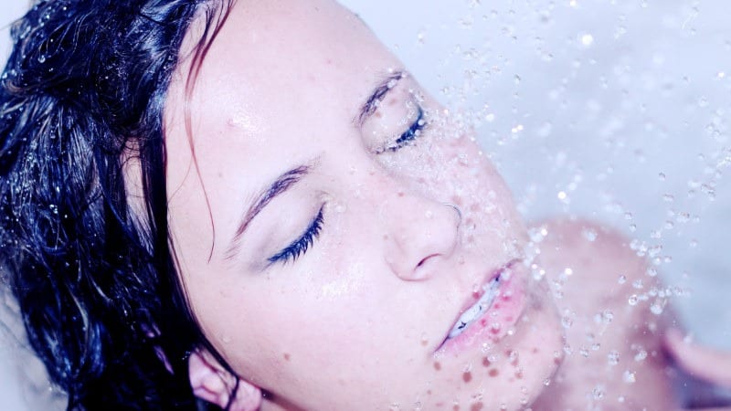 Eiswürfel reduzieren Schwellungen, verkleinern deine Poren und entfernt Ablagerungen