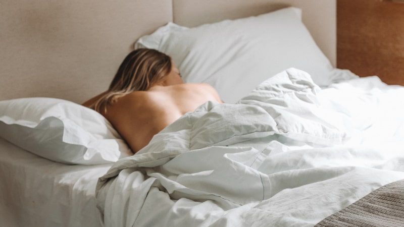 Top 10 Vorteile, warum nackt schlafen gesund ist! | schlafzimmer.de Top 10 Vorteile, warum nackt schlafen gesund ist! | schlafzimmer.de