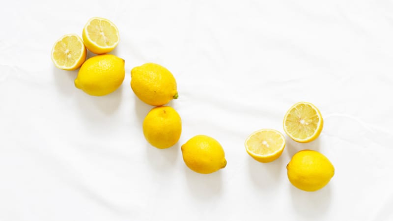 Der Zitronensaft birgt auch Nebenwirkungen wie zum Beispiel Juckreiz oder Rötungen