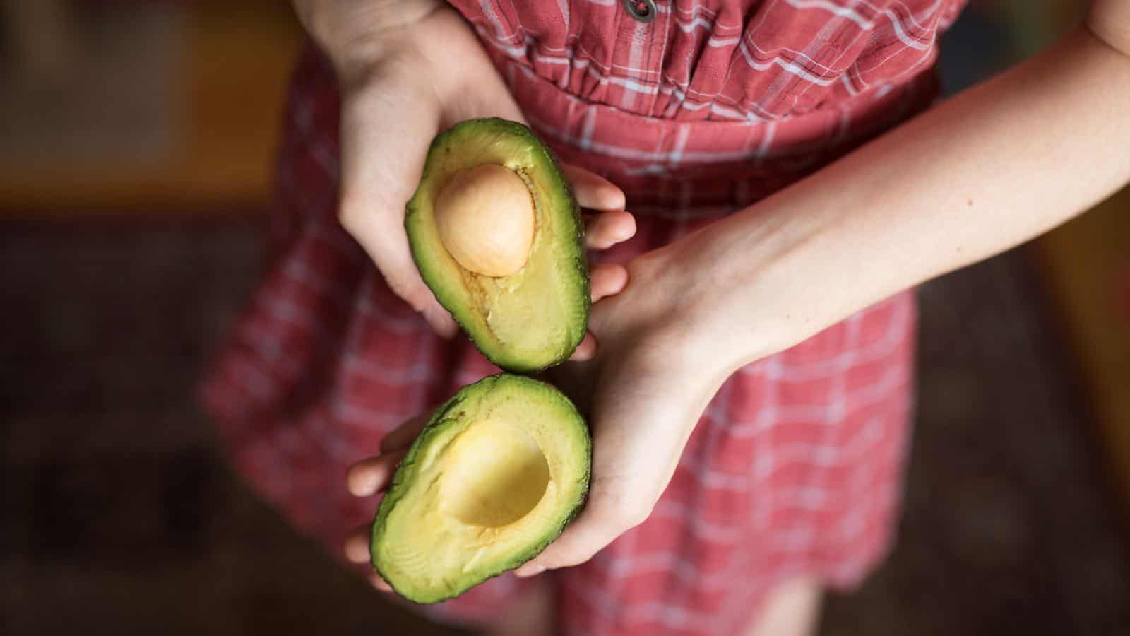 Die Avocado ist ein wahres Superfood für deine Haare