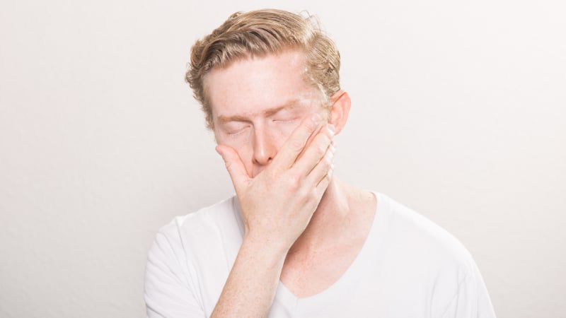 Die Routinebewegungen, wenn du im Stress bist. Beispielsweise ständiges Anfassen im Gesicht können ein Grund sein für Pickel durch Stres