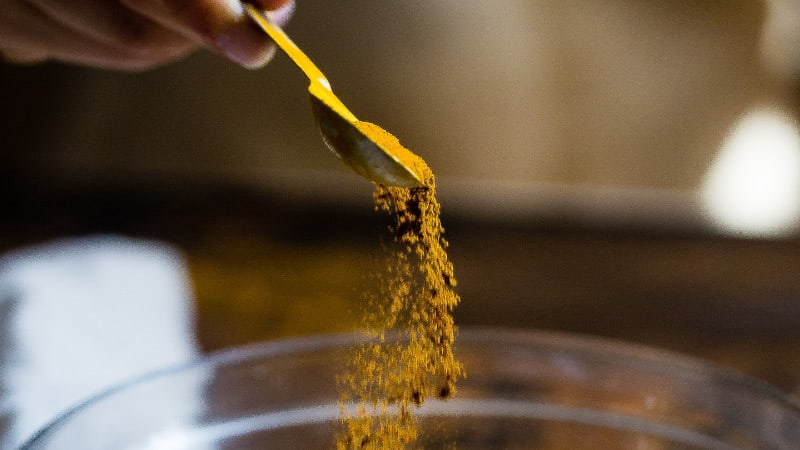 Essen roher Kurkuma gegen Pickel