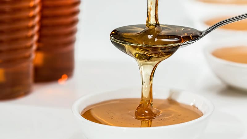 Gesichtsmaske mit Honig und Quark gegen Pickel