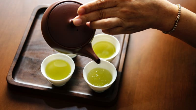 Grüner Tee und Honig gegen Pickel