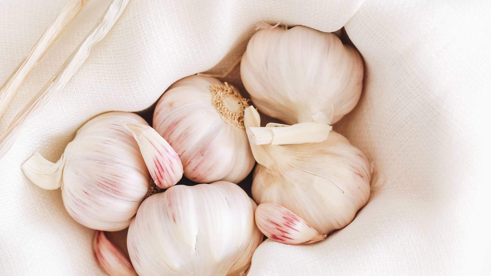 Knoblauch enthält viele wichtige Vitamine und Minerallstoffe für die Haare