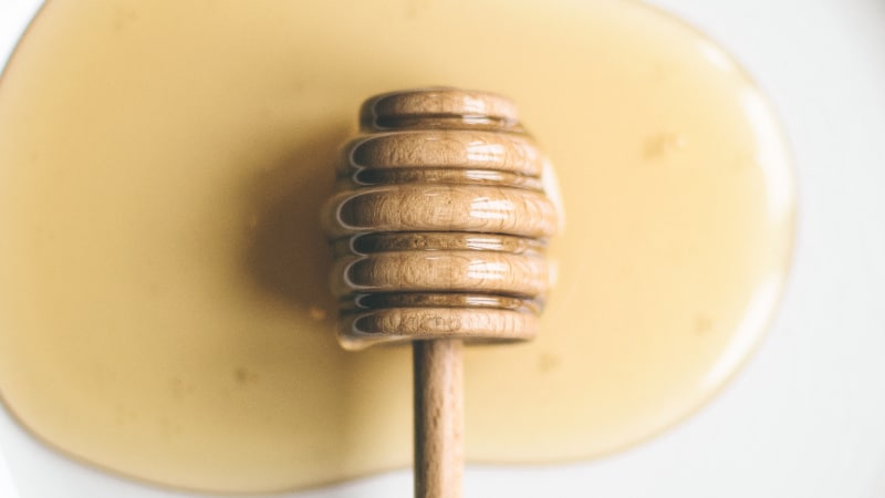 Mache eine Honig- und Zimtmaske gegen Pickel