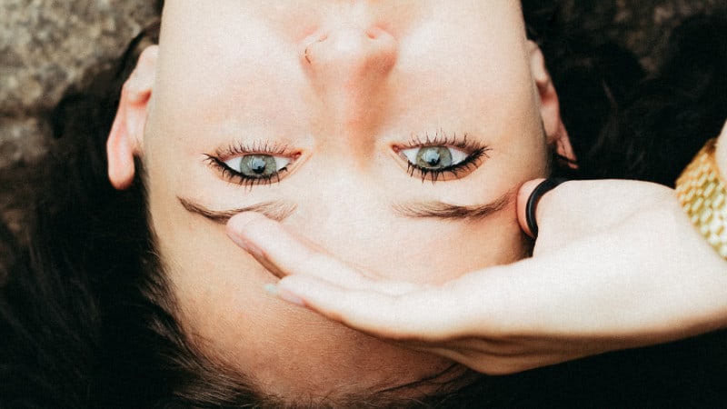 Schlaf ist ein wichtiger Faktor, aber auch die richtige Schlafposition (Rückenposition) gehört zu effektiven Prävention und Bekämpfung von Zornesfalten dazu