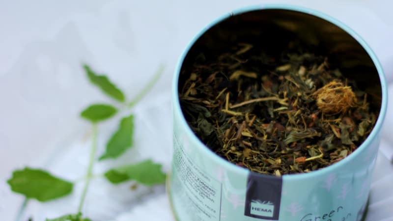 Trage grünen Tee auf deine Haut auf