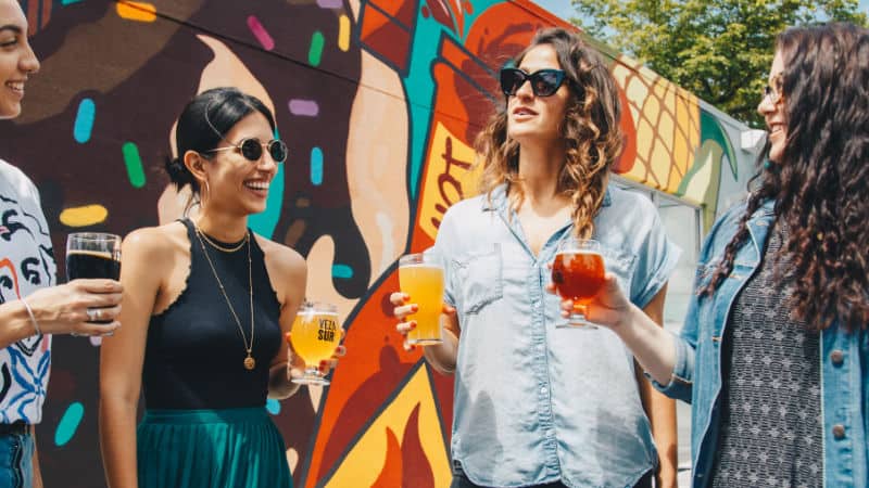 Achte darauf, dass der Alkohol wenig Zucker enthält. Dadurch minimierst du das Risiko auf Pickel