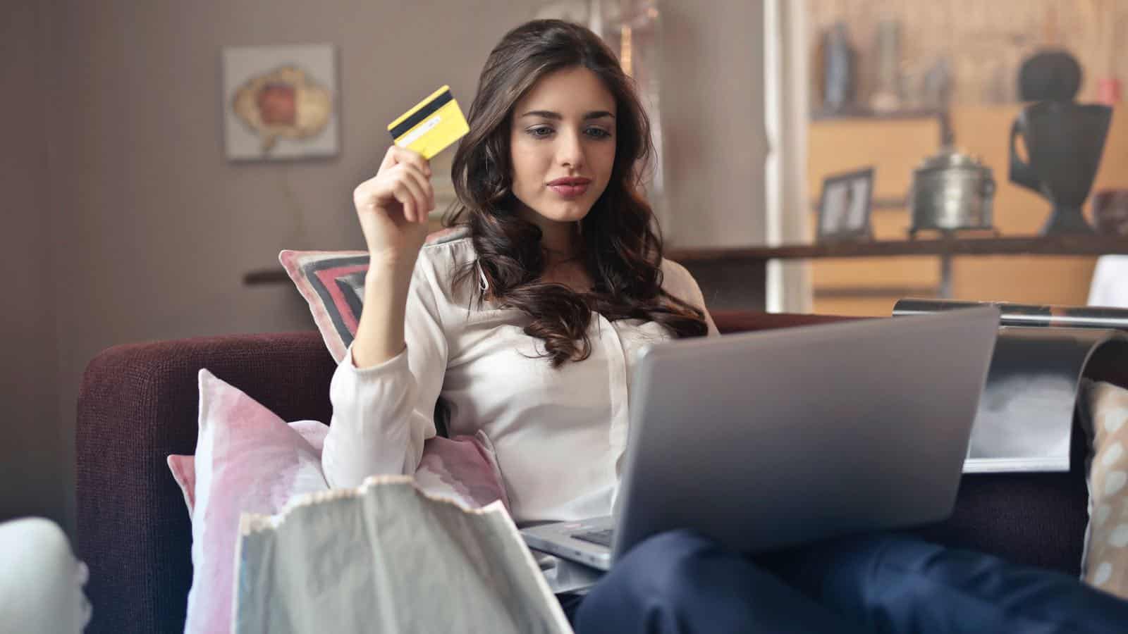 Acrylnägel entfernen mit einer Kreditkarte