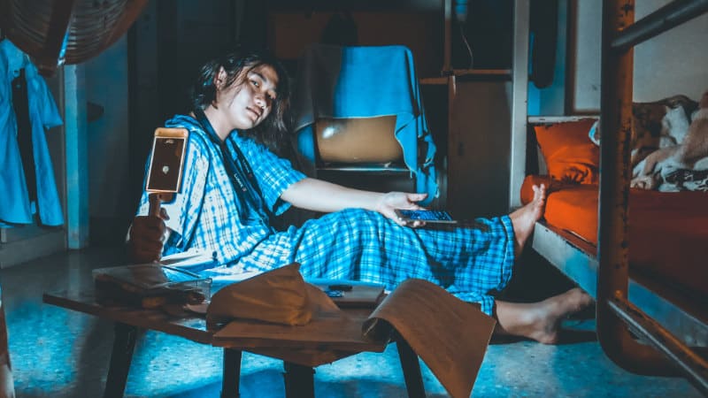 Blaues Licht hemmt deine Hormone und stört dein Schlafzyklus