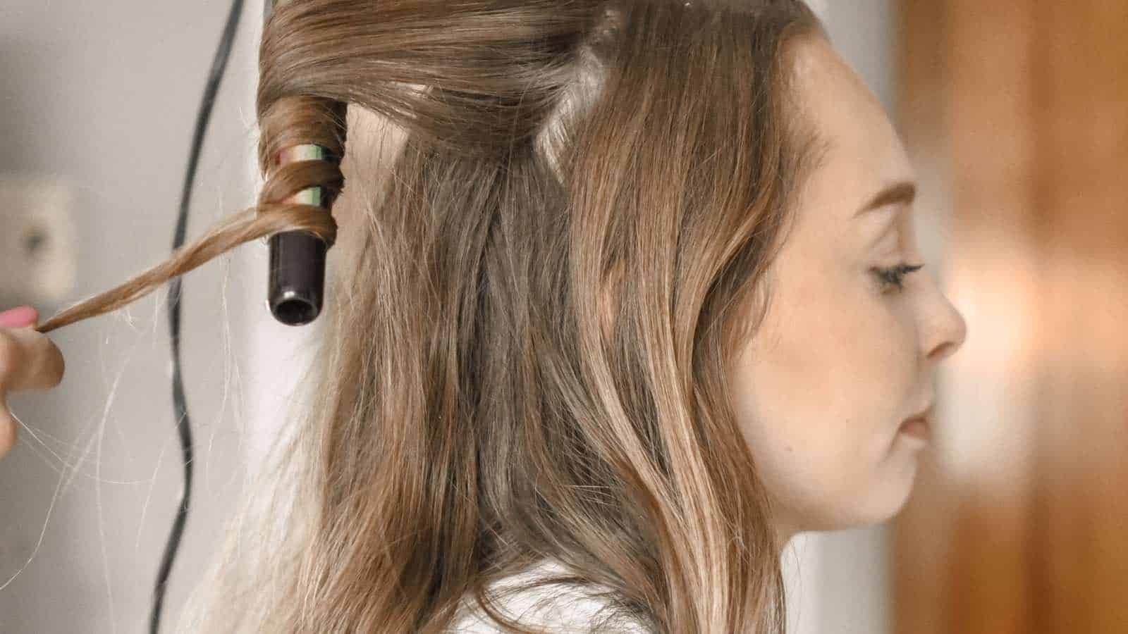 Das Haare glätten kann die Haare ausfallen lassen