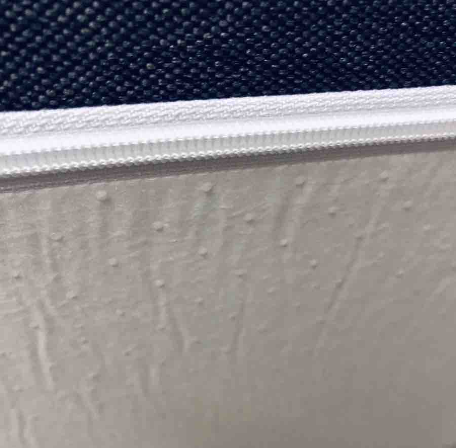 Die Matratze verfügt über kleine Noppen am Boden, wodurch die direkte Platzierung auf dem Boden auch konzepiert ist.