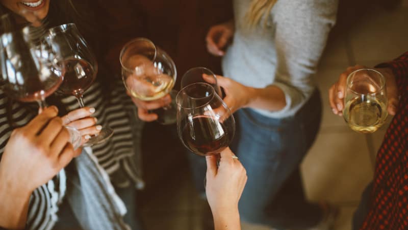 Generell besteht keine Gefahr, wenn du Alkohol trinkst und parallel die Pille einnimmst