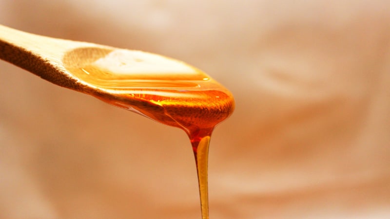 Honig zum Entfernen der Hautrötung