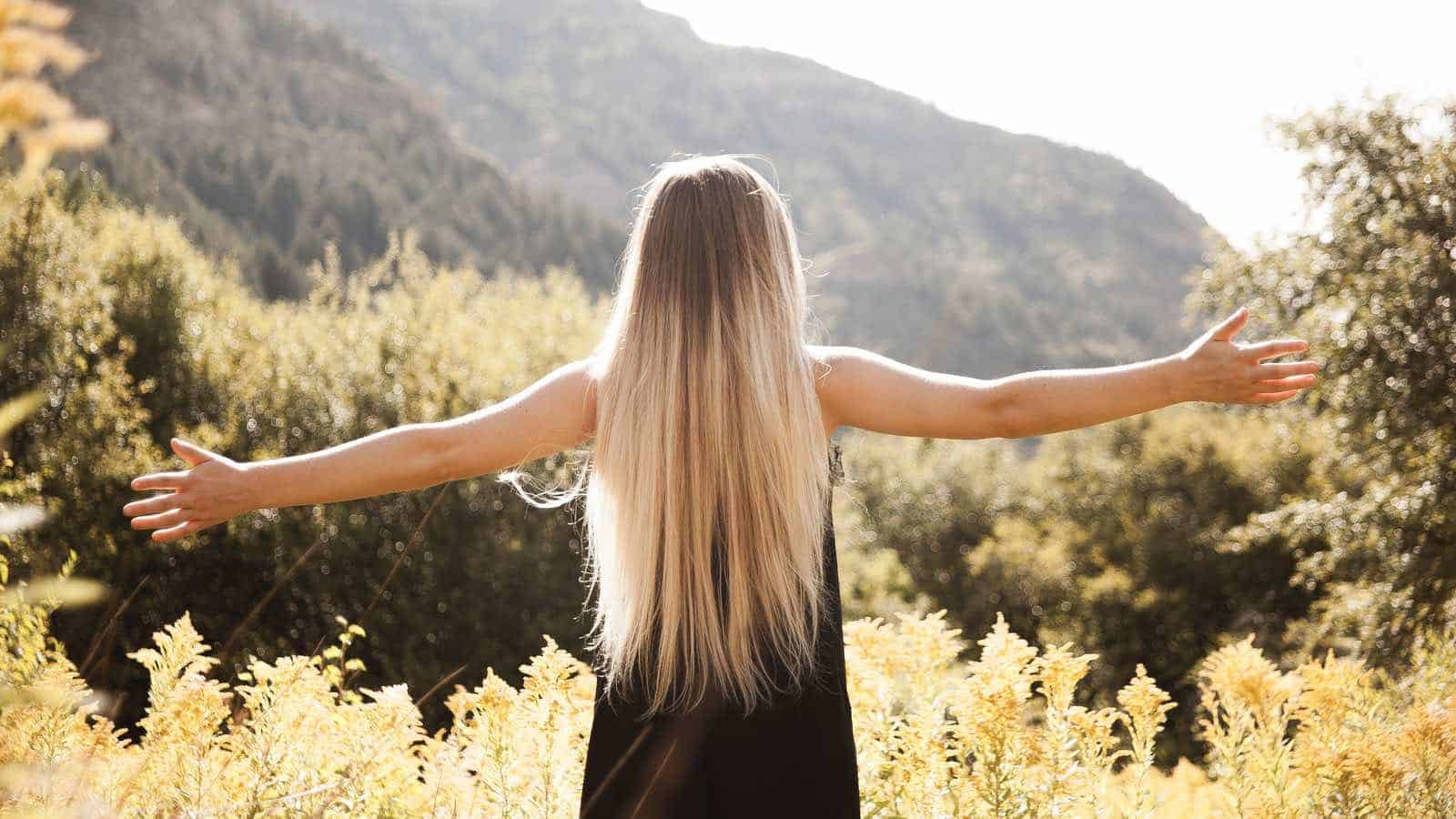 18 effektive Tipps, um glatte und weiche Haare zu bekommen