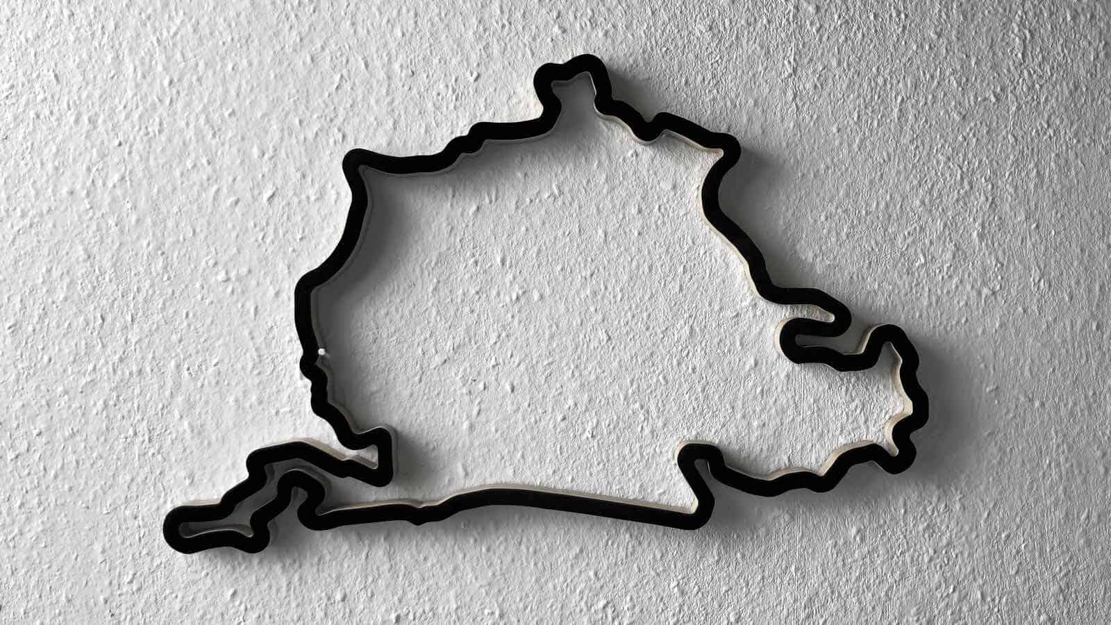 Racetrackart Rennstrecke an der Wand befestigt