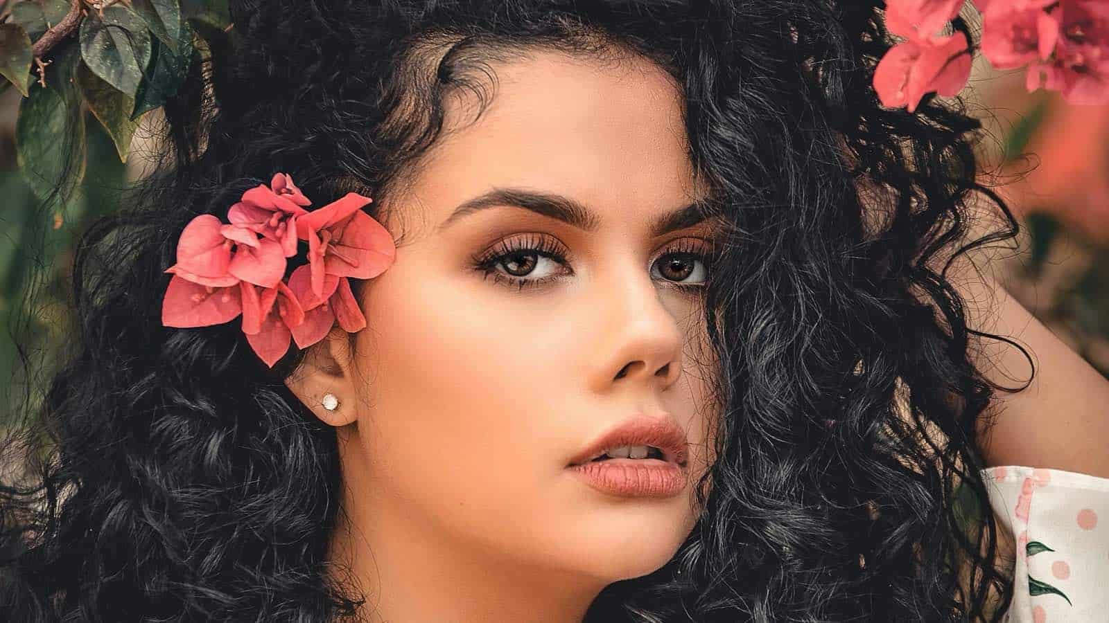 Die Curly Girl Methode funktioniert wunderbar für lockige Haare. Anstatt ein Shampoo zu benutzen, sollten nur Spülungen eingesetzt werden.