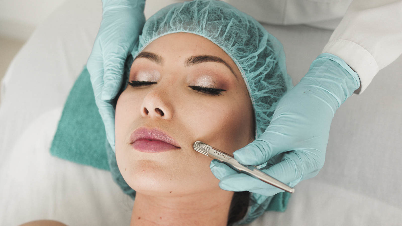 Microneedling Haut Durchstechen Mit Einem Dermaroller Fur Schone