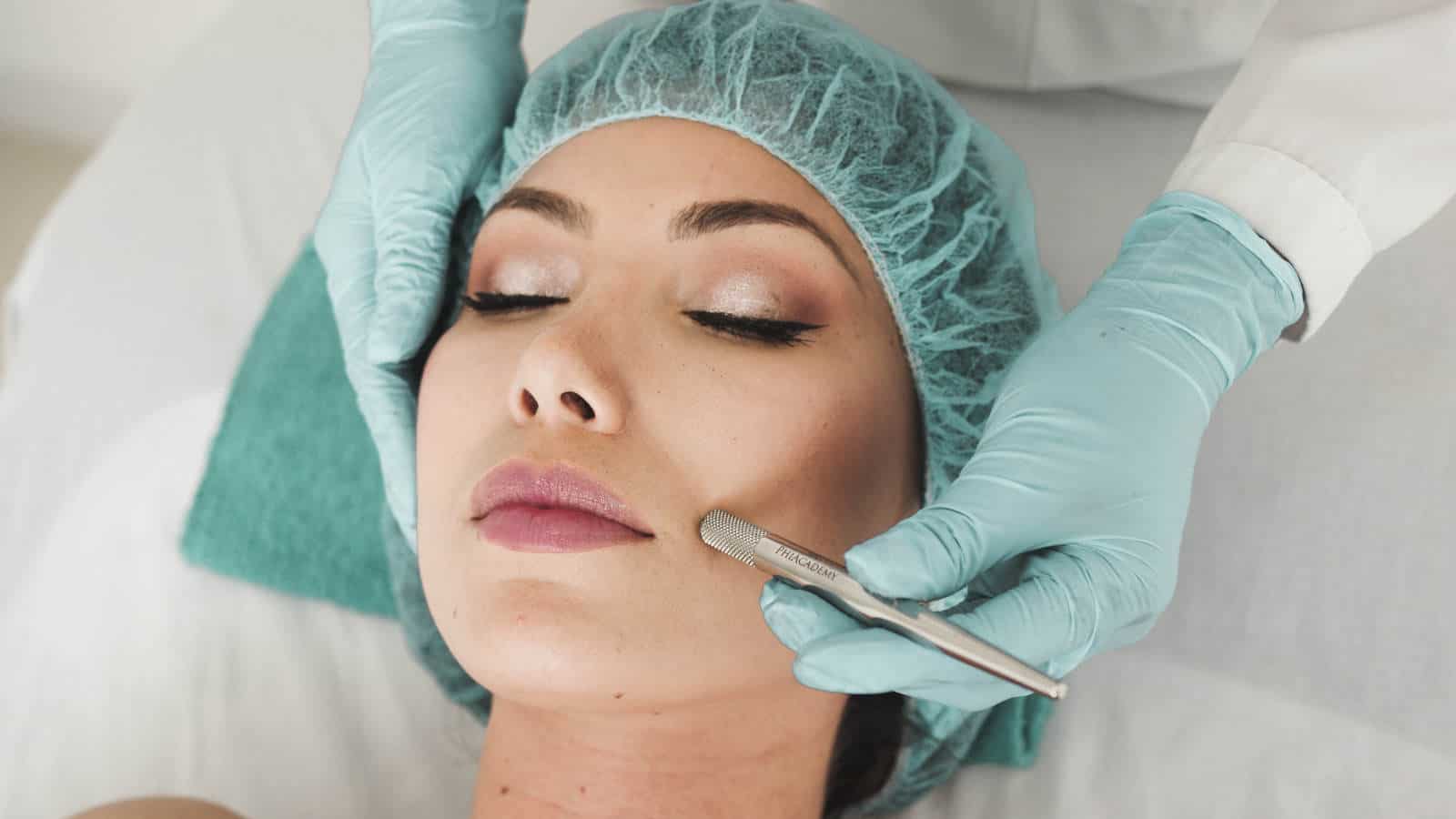 Microneedling- Haut durchstechen mit einem Dermaroller für schöne Haut