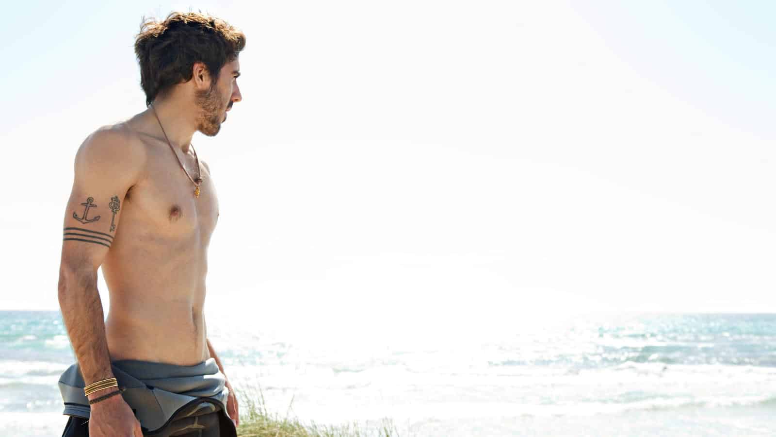 Das Anker-Tattoo wird und kann mit verschiedenen Motiven ergänzt und verschönert werden