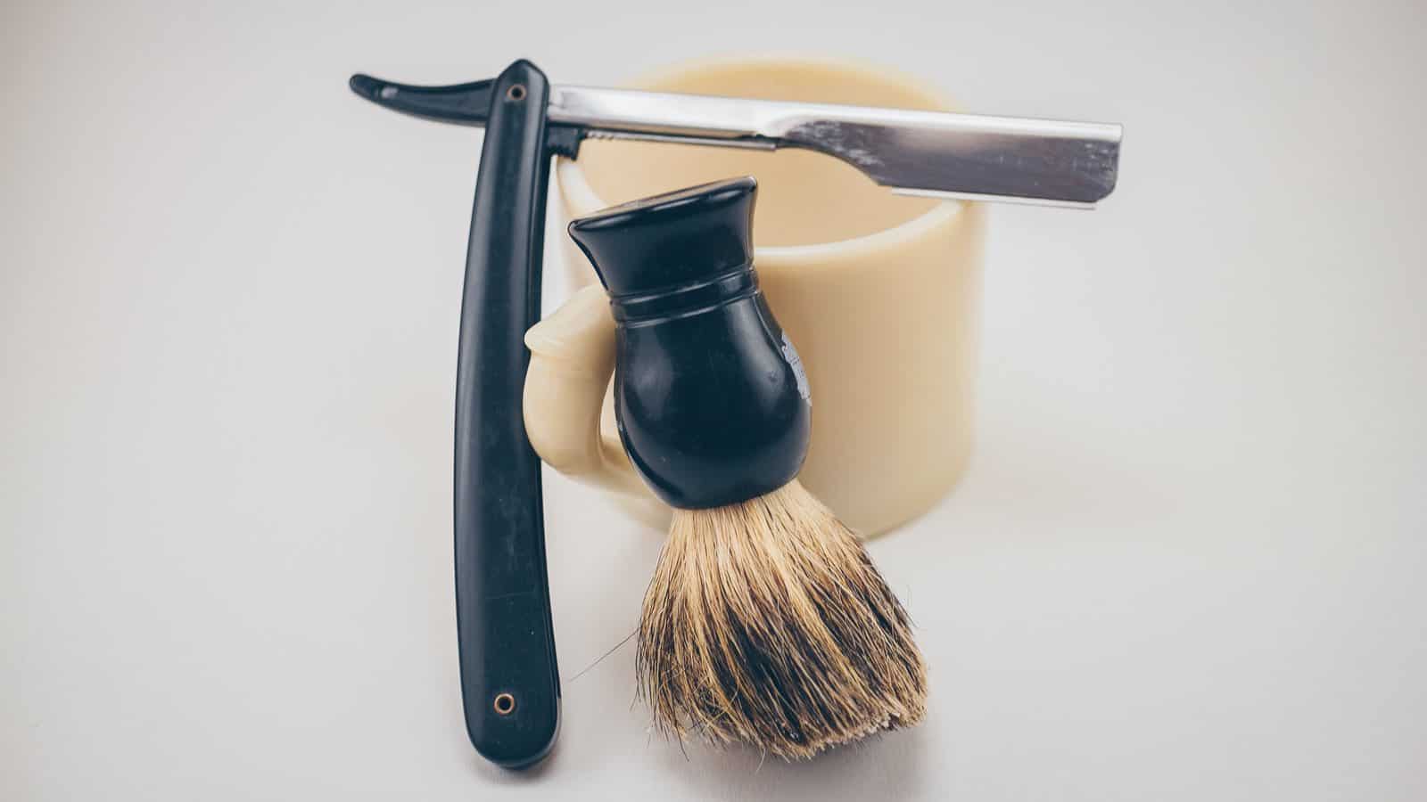 In einem Bartpflege Set ist meistens Bartöl, Bartshampoo und ein Bartkamm enthalten.