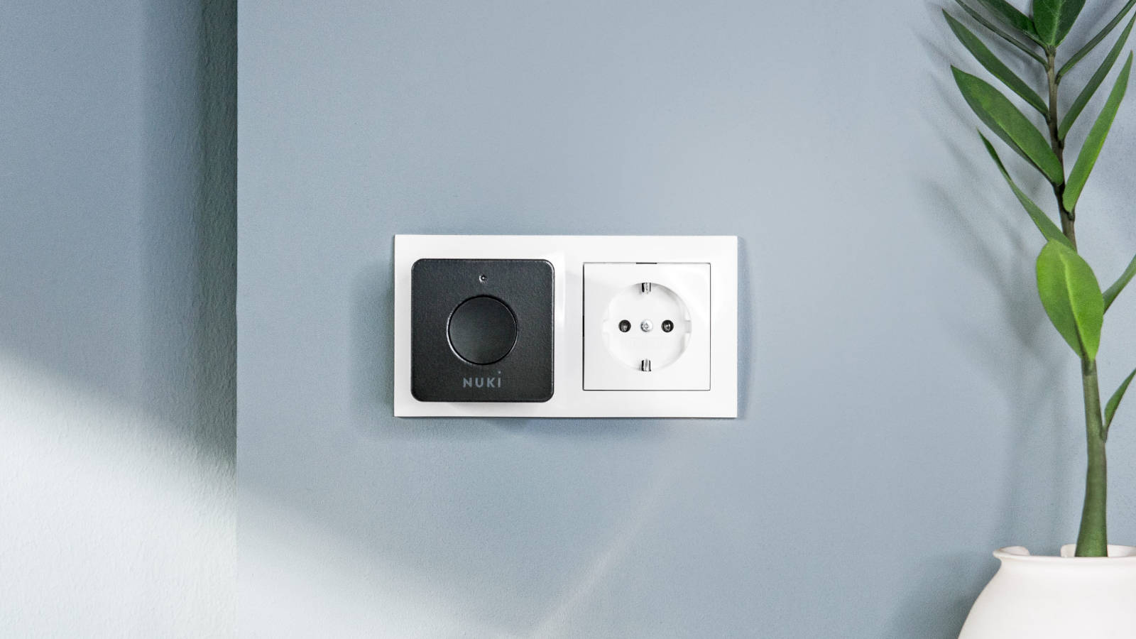 Die Nuki-Bridge gibt dir Feedback, ob deine Tür noch offen steht oder nicht zugesperrt ist und das weltweit