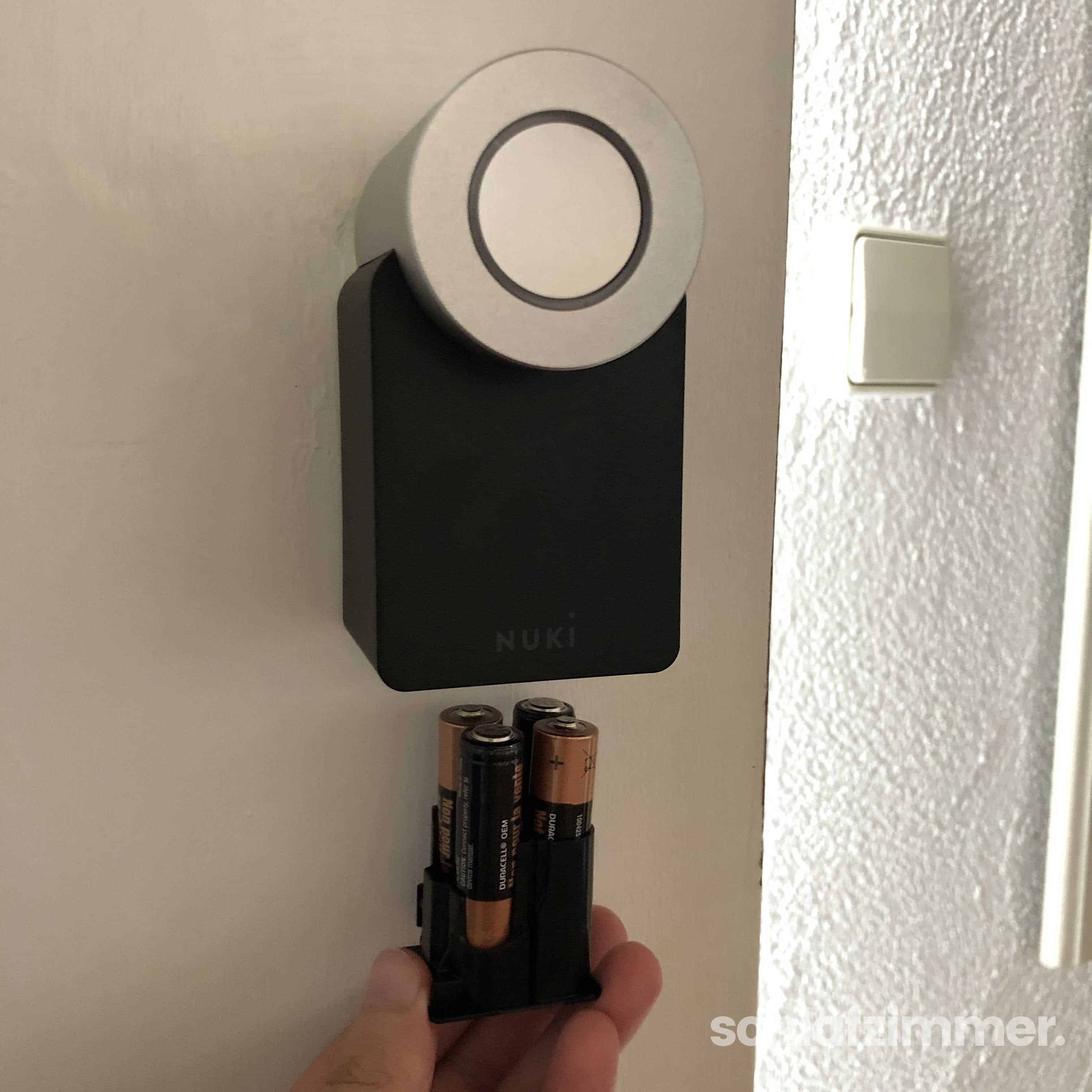 Es werden vier Batterien mitgeliefert